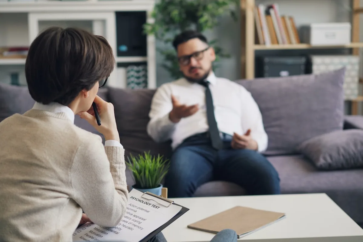 A bilingual immigration consultation between an attorney and a couple.